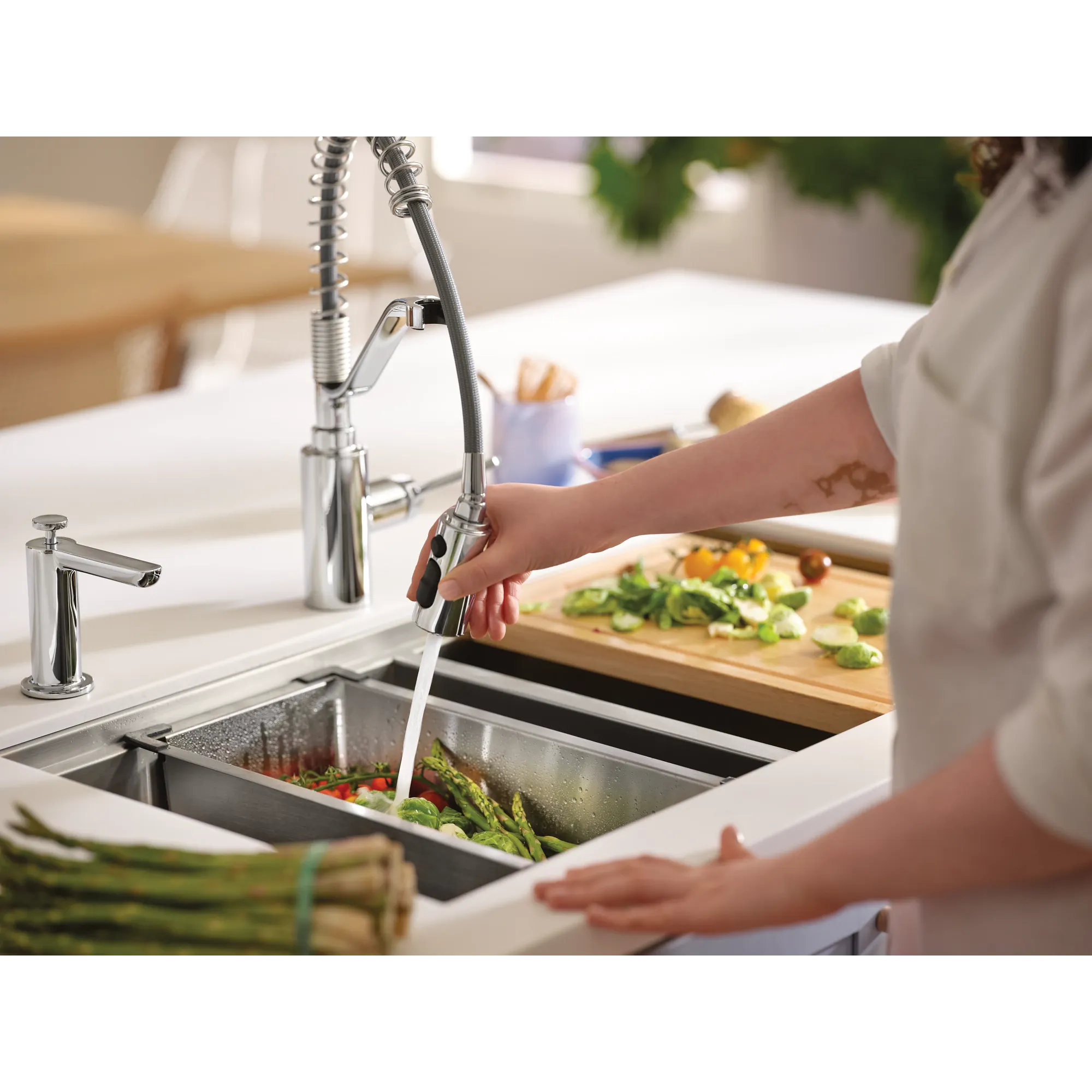 Genta LX One-Handle Pre-Rinse Spring Pulldown Kitchen Faucet - Image 4