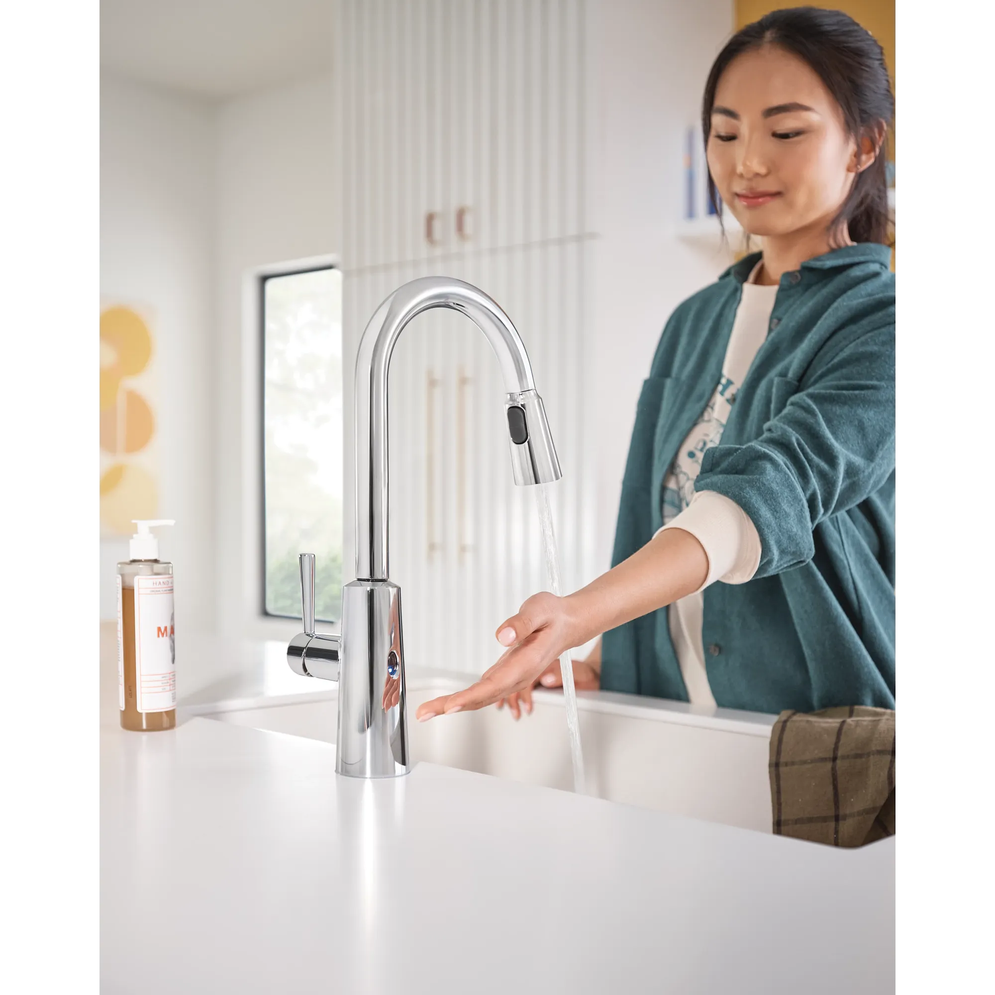 Riley MotionSense Wave One-Handle Pulldown Touchless Kitchen Faucet - Image 10