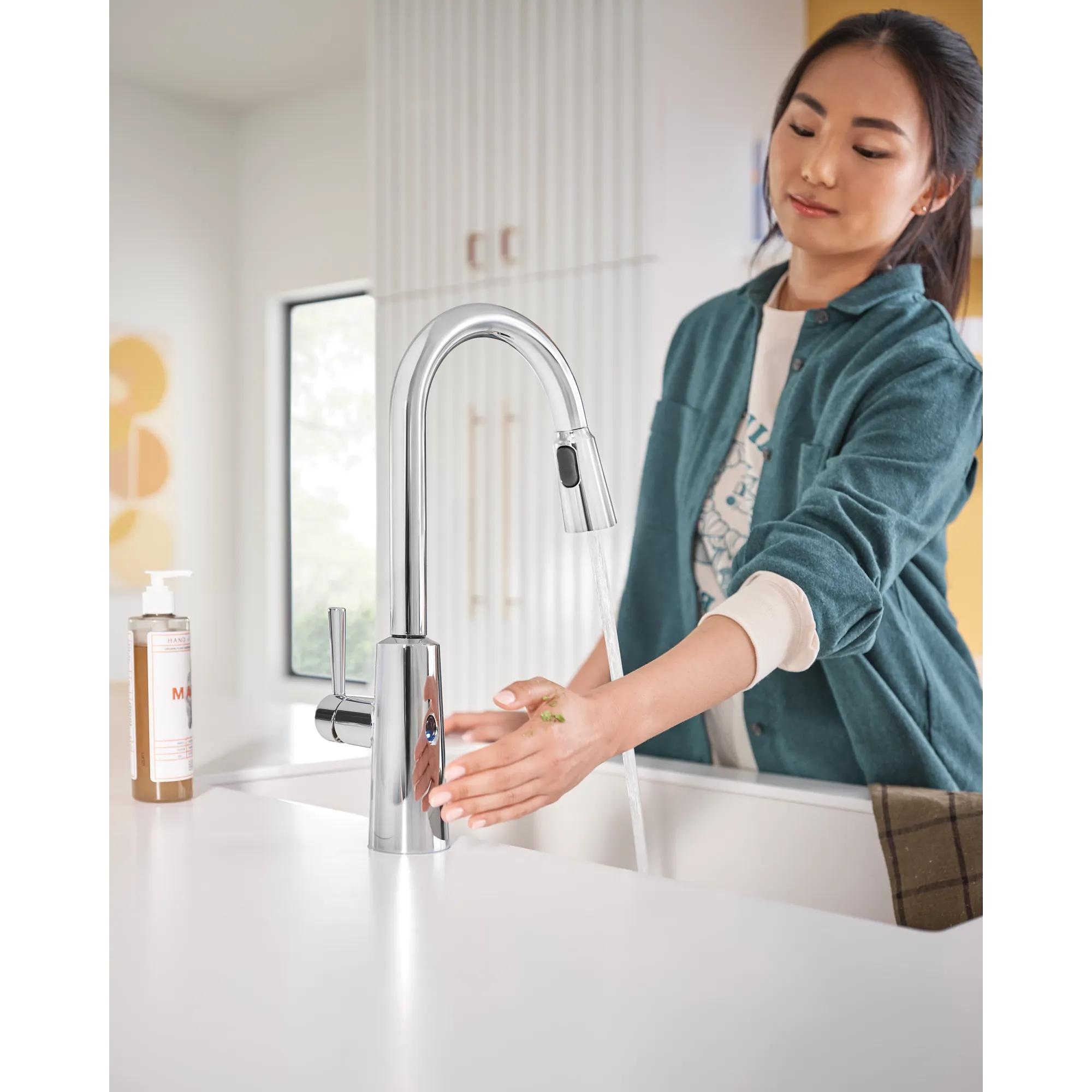 Riley MotionSense Wave One-Handle Pulldown Touchless Kitchen Faucet - Image 11