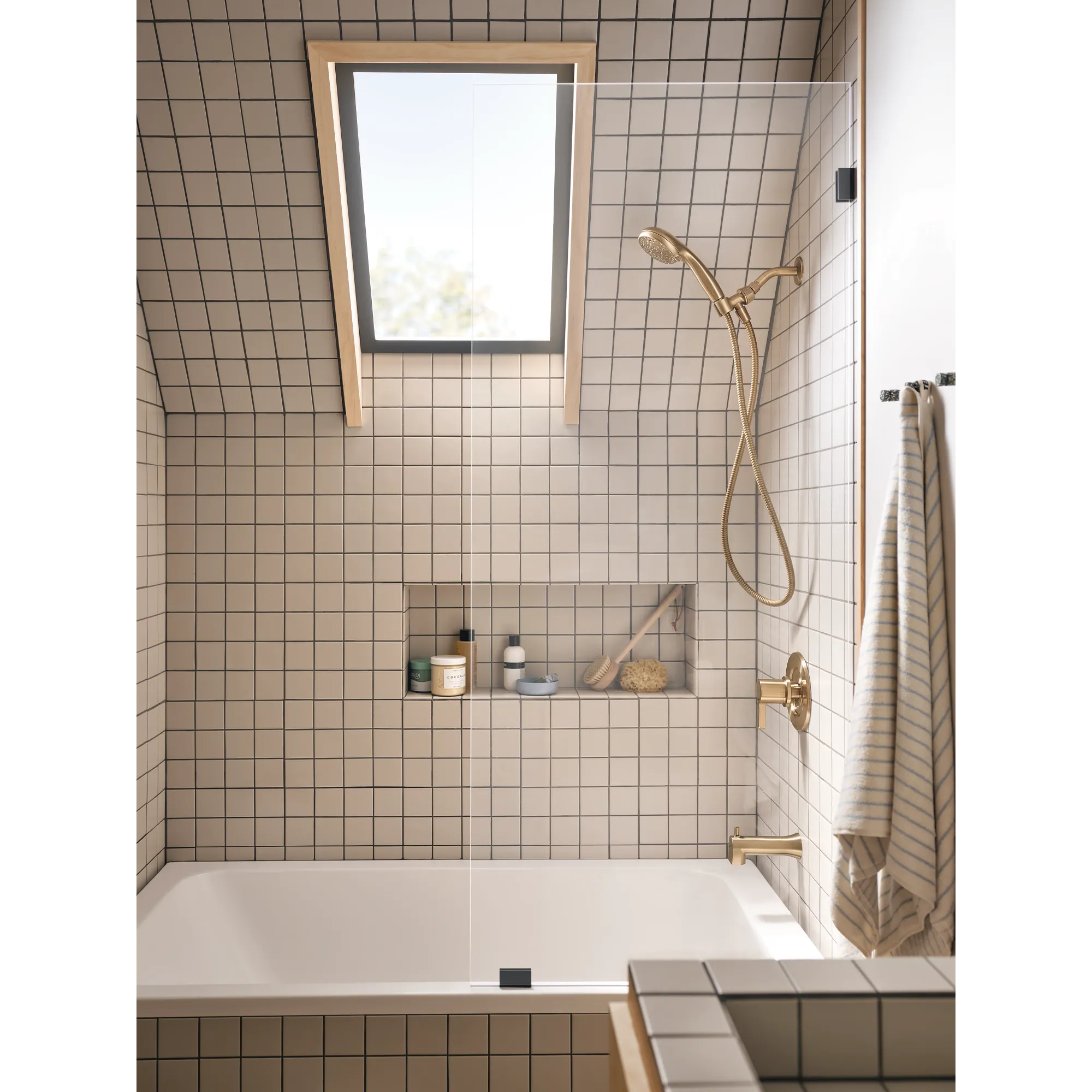 Beric Chrome Posi-Temp(R) tub/shower - Image 31