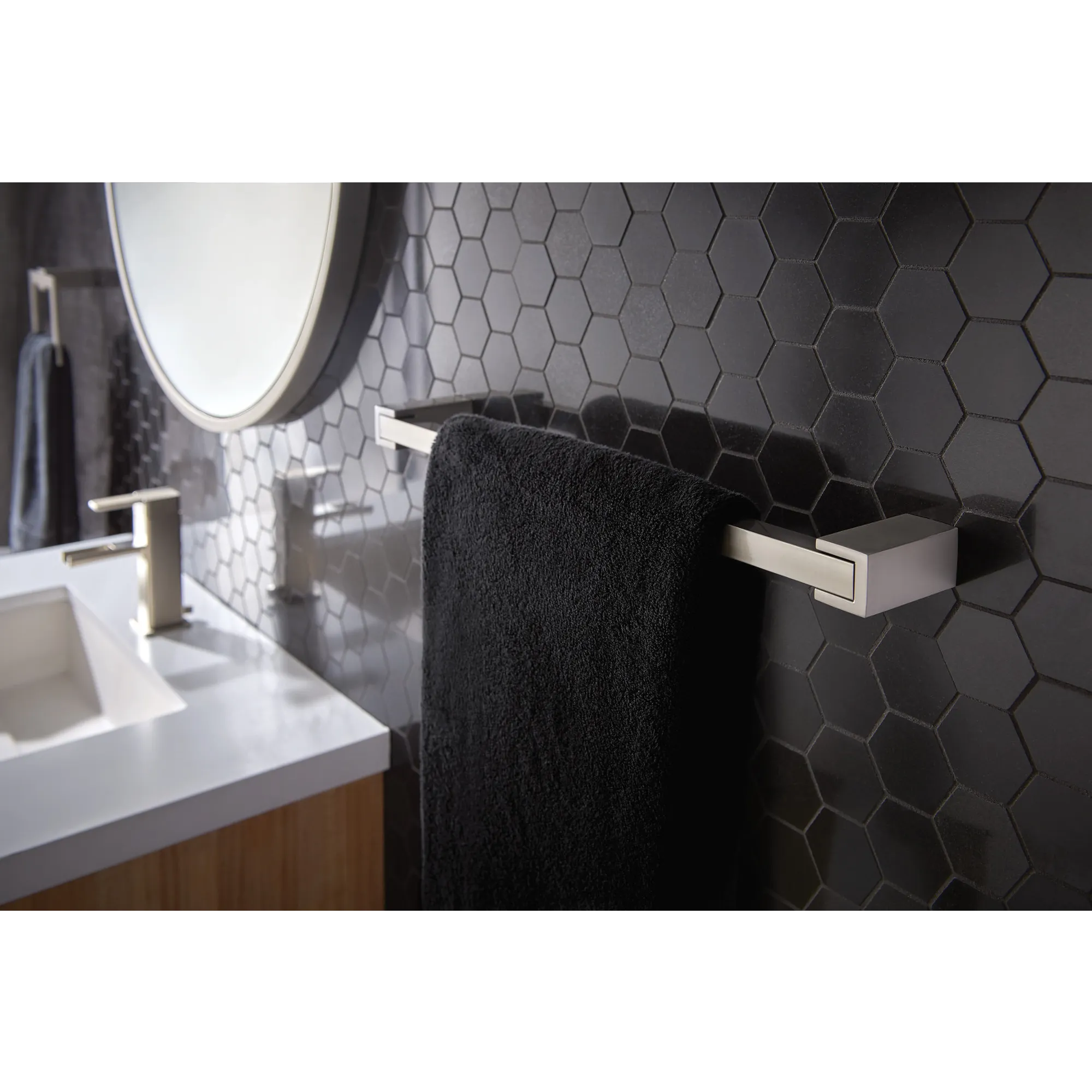 Kyvos Chrome 18" Towel Bar - Image 4