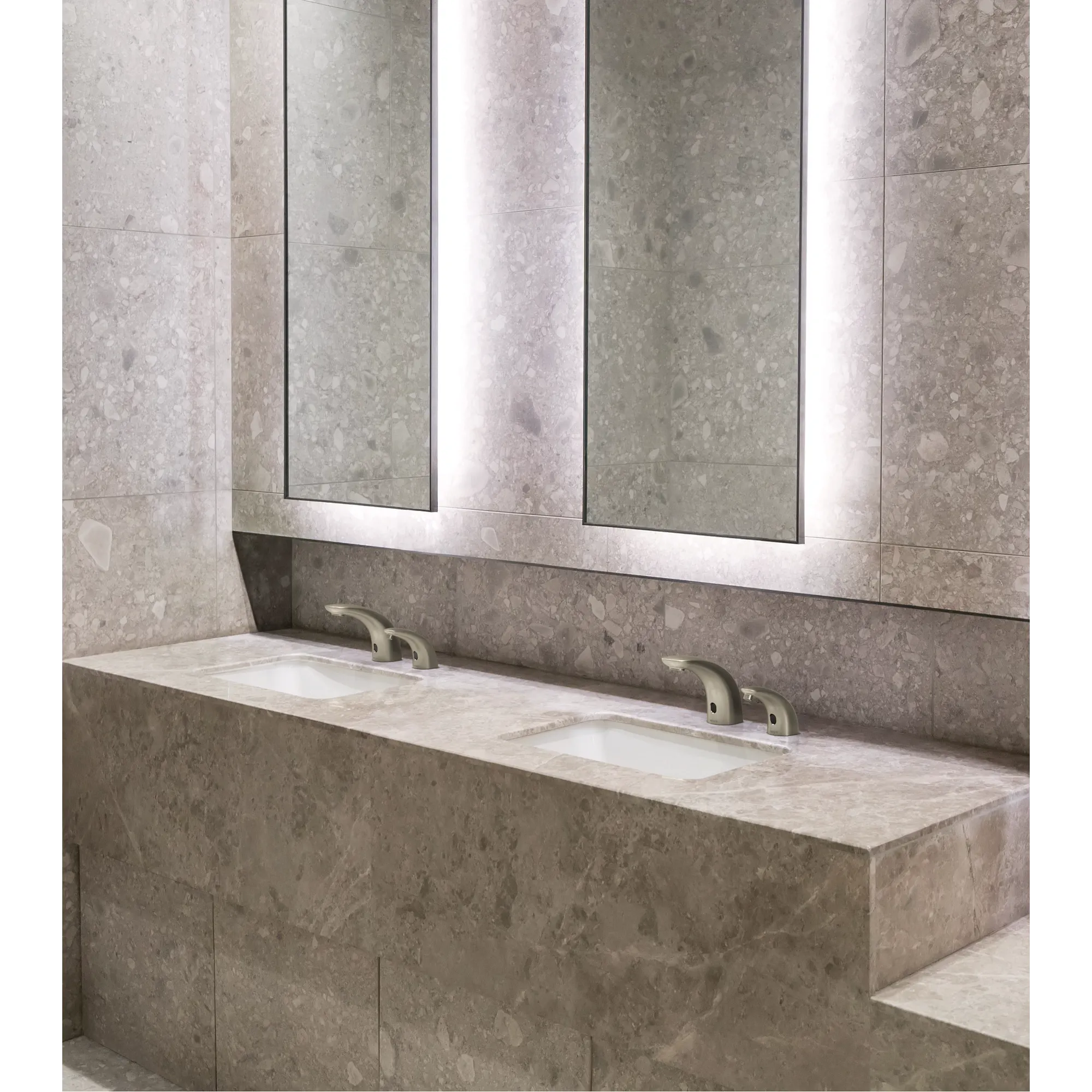 M-POWER Chrome sensor-operated lavatory faucet - Image 2